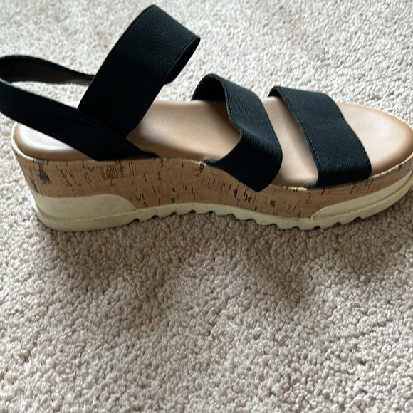 Universal Thread Platform Sandals, size 8 - Picture 5 of 5